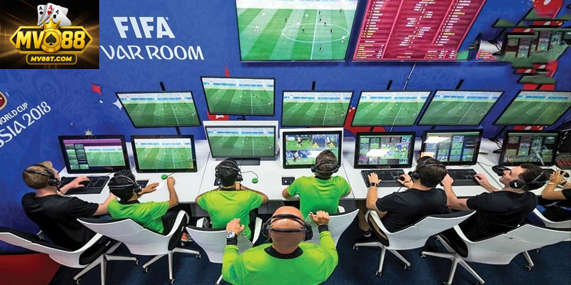 VAR Trong Bóng Đá: Công Nghệ Hỗ Trợ Trọng Tài Hiện Đại Trọng tài có thể xem lại tình huống trên màn hình